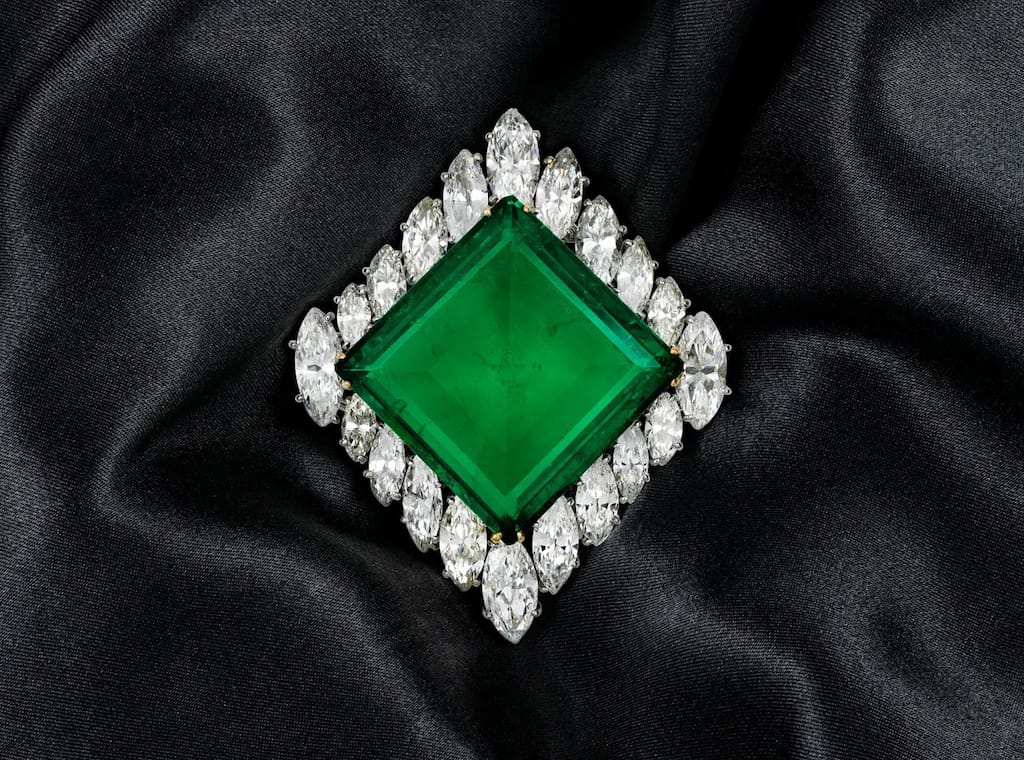 A Jewel Reborn: Nina Dyer’s Legendary Colombian Emerald Brooch Returns to Auction at Christie’s